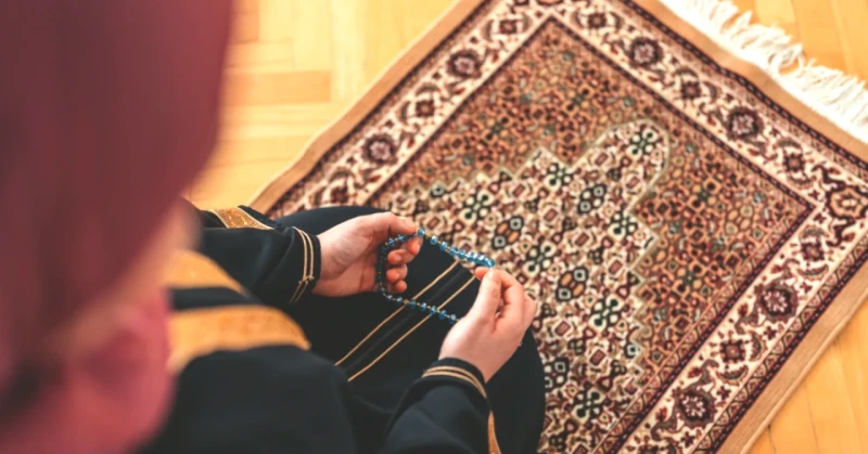 Adetliyken Zikir Çekmek Caiz mi? Kadınların Dua Etme Hakkında Bilinmesi Gerekenler!